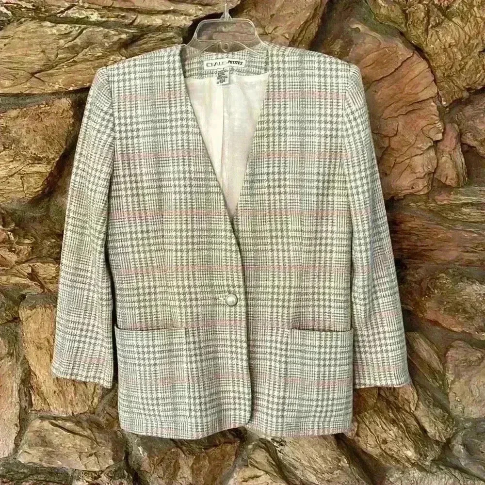 CHAUS PETITES Vintage Blazer. Womenβs Size 8 in Excellent Condition.